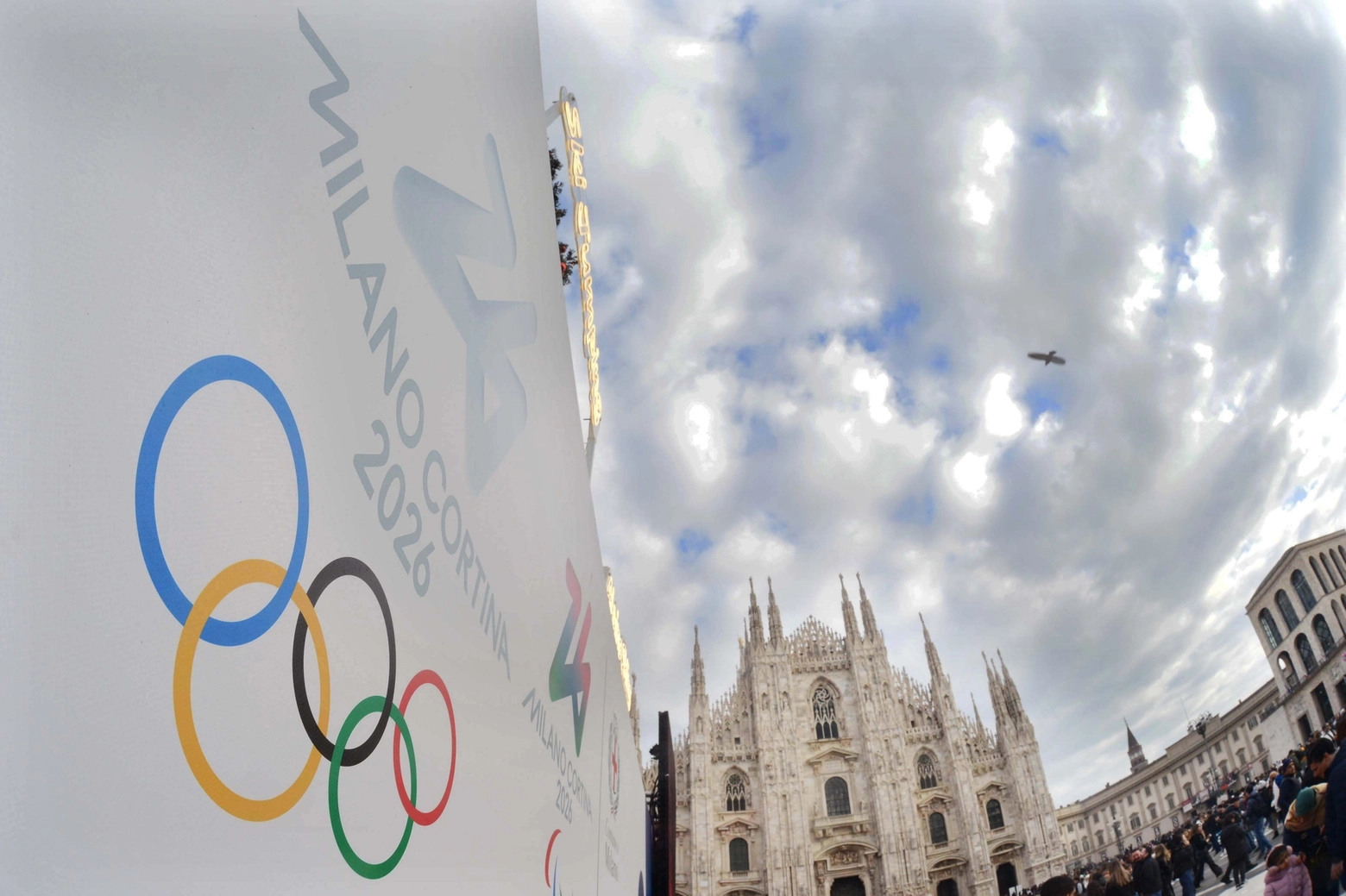 Il logo delle Olimpiadi invernali in piazza Duomo