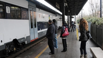 Nerviano, baby gang in azione sui treni: i ladri fermati grazie ai telefonini appena rubati a due ragazzi