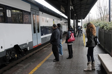 Nerviano, baby gang in azione sui treni: i ladri fermati grazie ai telefonini appena rubati a due ragazzi