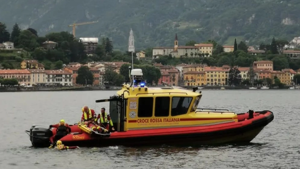 Il ragazzino statunitense, in vacanza sul lago di Como con i genitori, è stato portato in ospedale con l'idroambulanza degli Opsa
