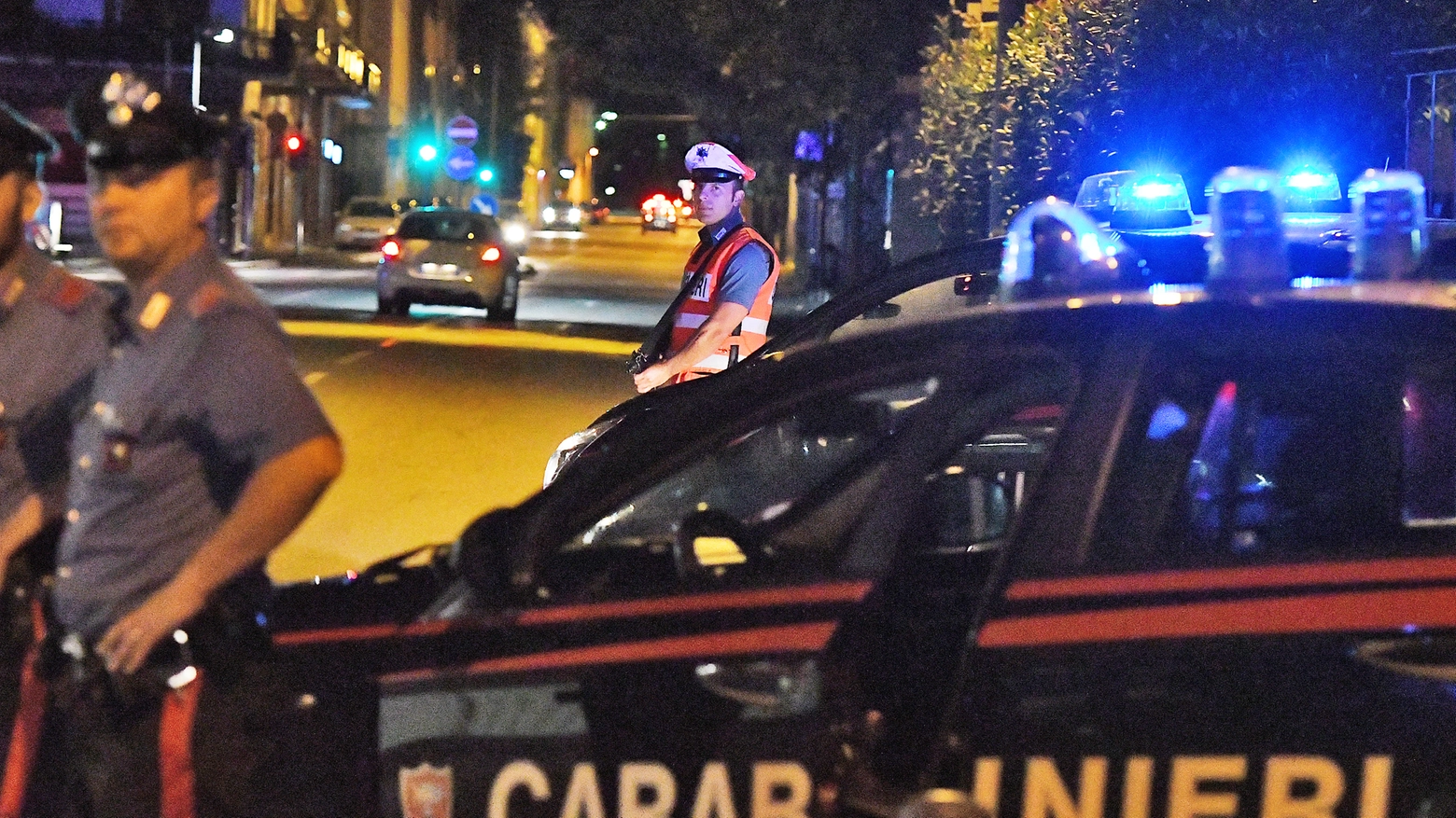 I carabinieri cercano un gruppo di nordafricani: feriti cinque giovani, due sono stati raggiunti dai fendenti in auto, dopo che gli aggressori hanno spaccato i finestrini