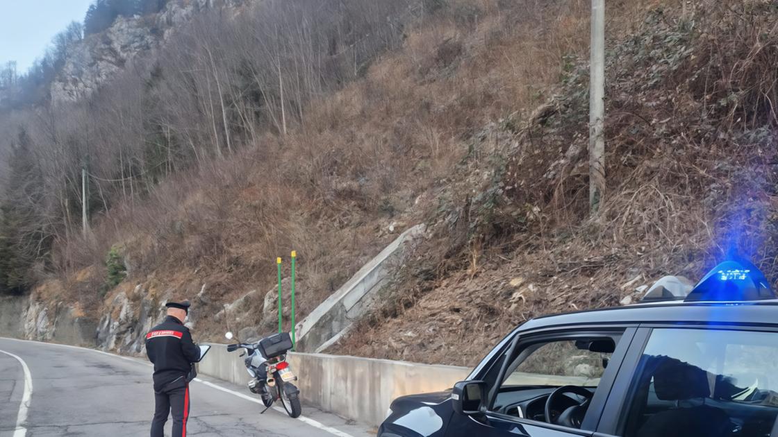 Scivola sulla strada con la moto. Ricoverato in gravi condizioni