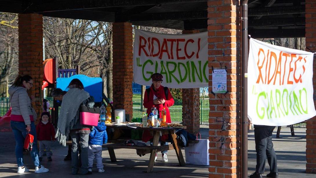 La protesta per il giardino: "Chiuso ai bimbi da 2 anni"