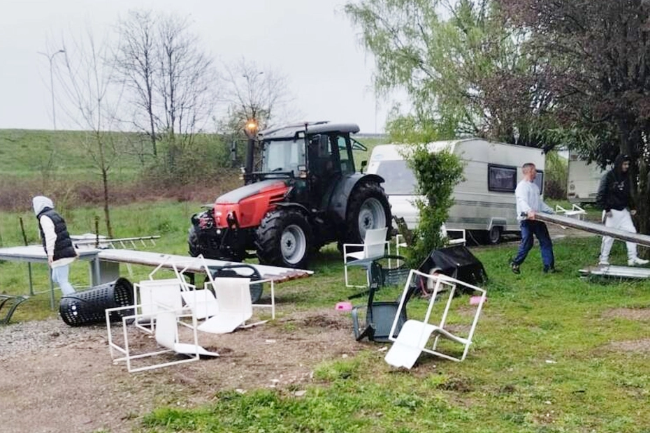 Una della roulotte oggetto di sgombero