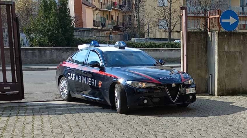 L'uomo è stato fermato dai carabinieri e dagli agenti della polizia locale