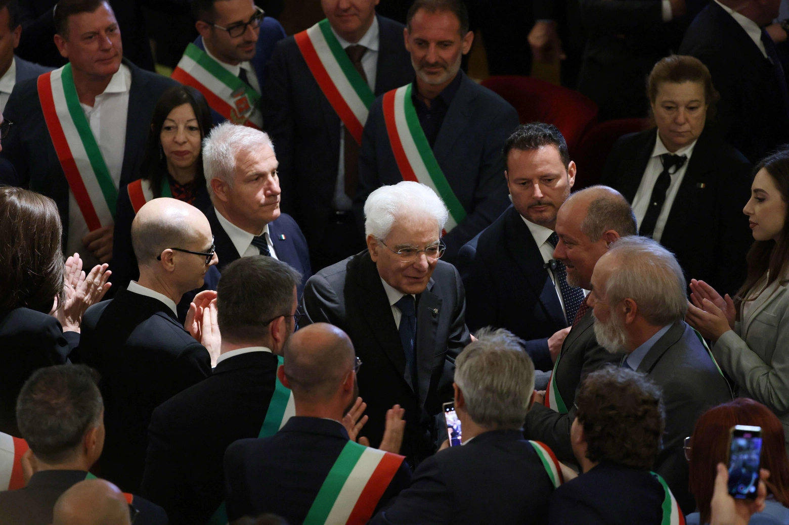Il presidente della Repubblica Sergio Mattarella circondato dai sindaci del Bresciano (Venezia)
