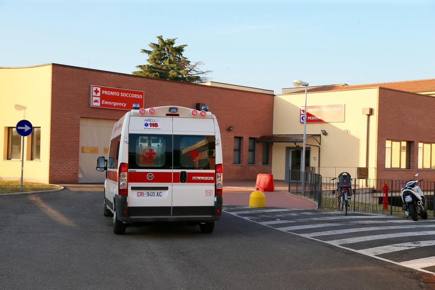 Vigevano, donna scippata e spinta a terra in via Cairoli. Caccia al ladro