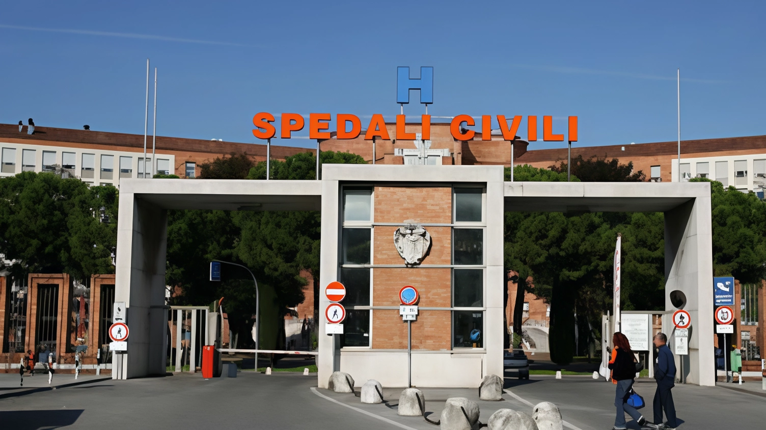 Visite in ospedale, turni ampliati. Resta l’obbligo della mascherina