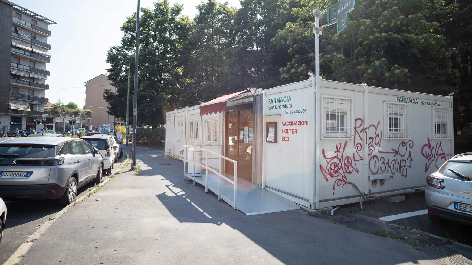 La farmacia-container di piazza Tirana (Foto Davide Canella)