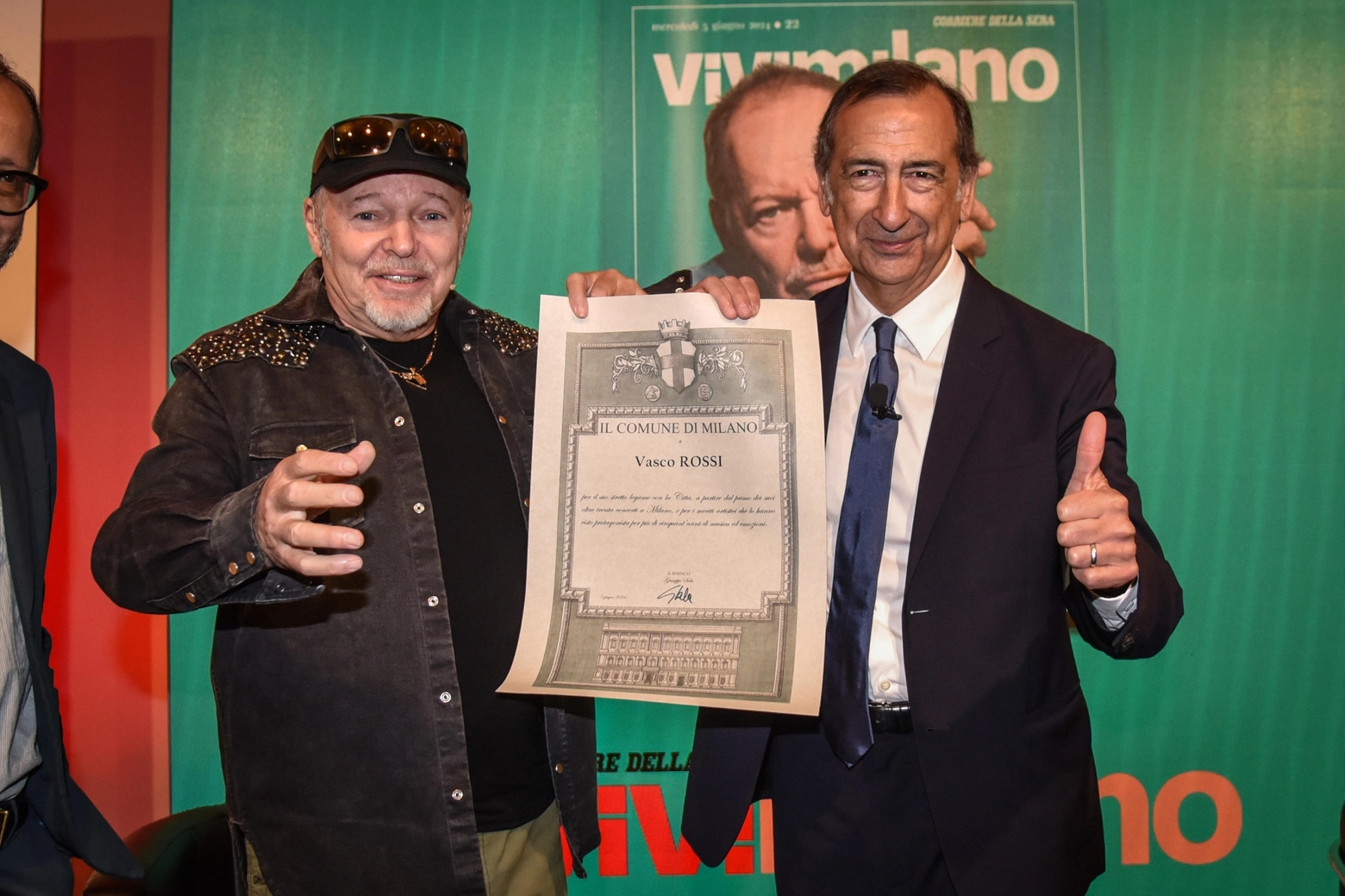 Vasco Rossi riceve la Pergamena della Città di Milano dal sindaco Beppe Sala