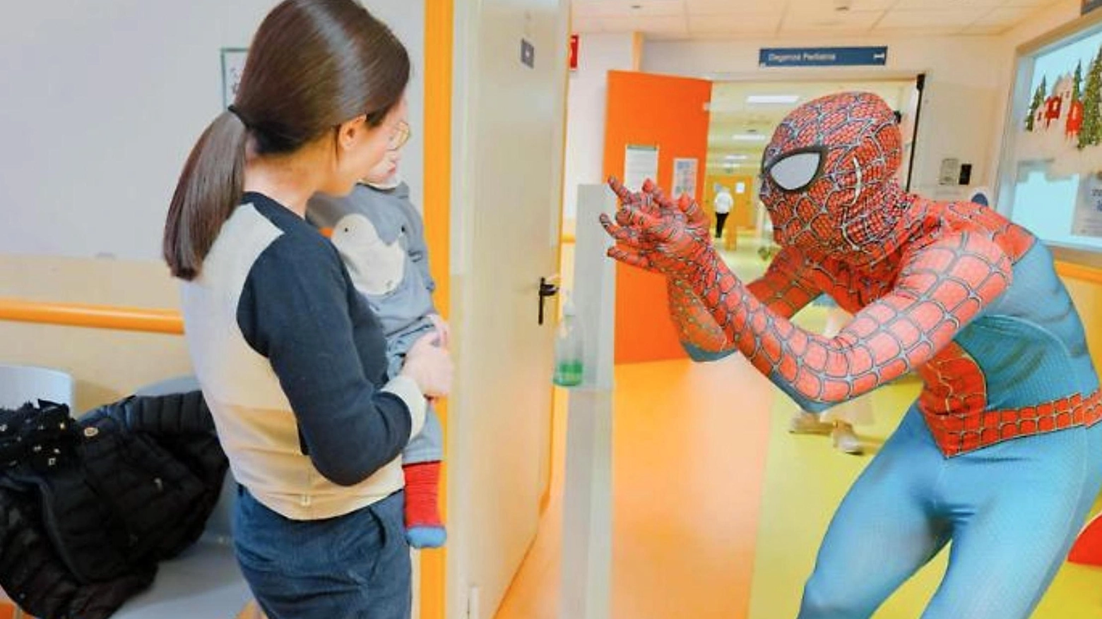 SpiderTia arriva al Policlinico. Un incontro molto speciale per baby pazienti e volontari