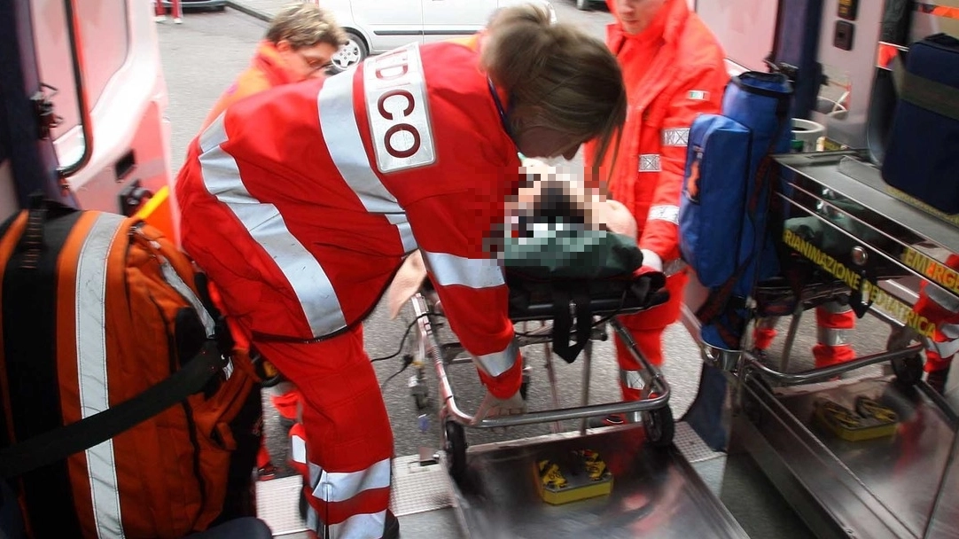 Volontari in azione durante un soccorso con ambulanza (foto di repertorio)
