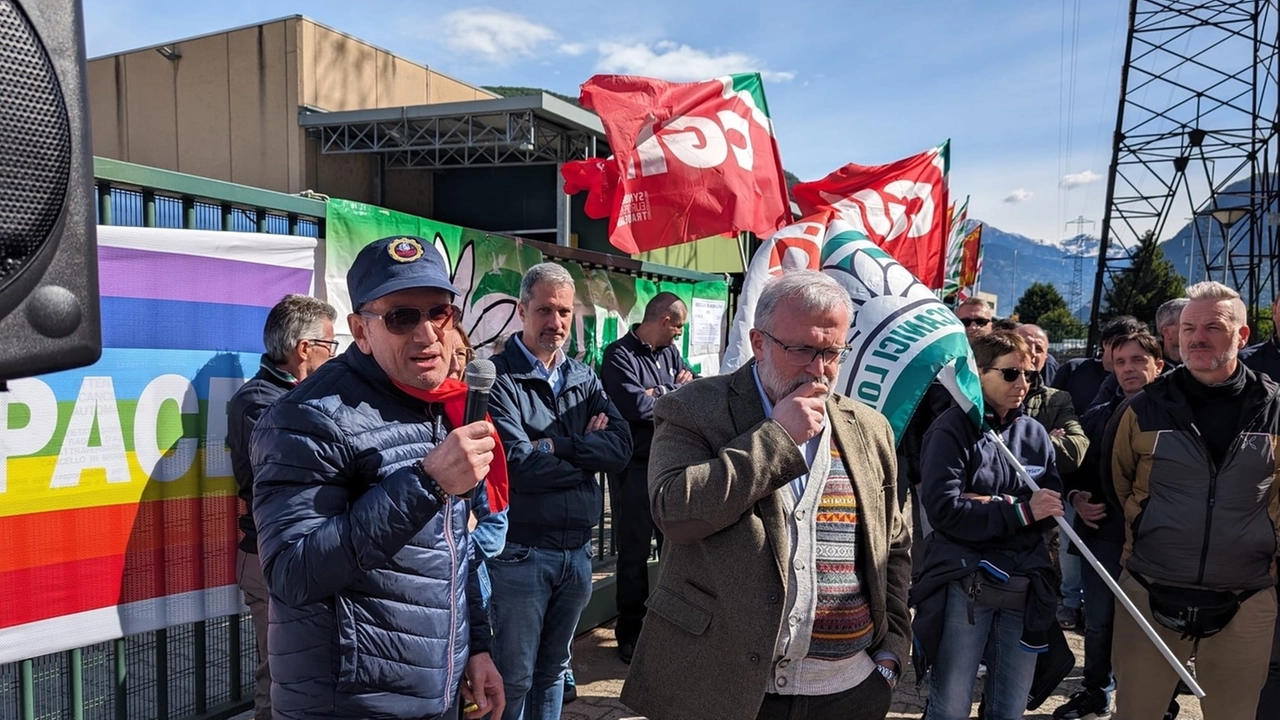 La multinazionale vuole spostare la produzione e dire addio alla Valtellina entro l’estate. Presenti fuori dai cancelli il sindaco di Morbegno e il presidente della Provincia