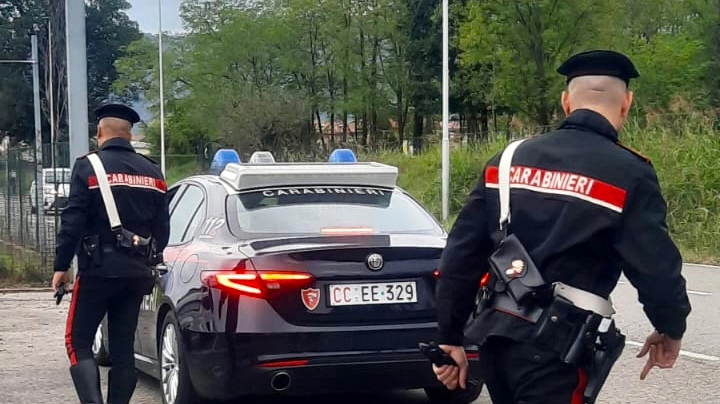 L'ultima aggressione della donna ai danni dell'ex compagno è avvenuto proprio davanti ai carabinieri