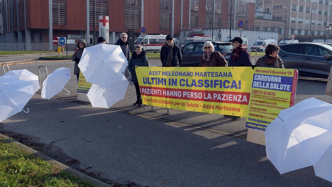 La protesta davanti all’ospedale di Vizzolo: “Mancano medici e i tempi d’attesa sono biblici. Chiediamo risposte”