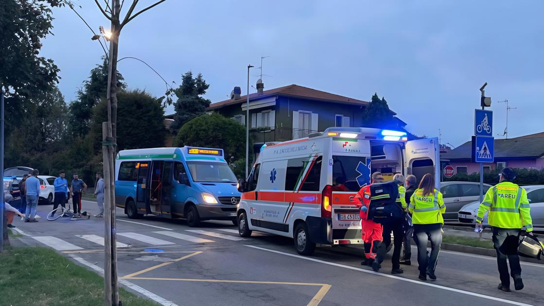 Sbanda in bicicletta e finisce sotto un pulmino