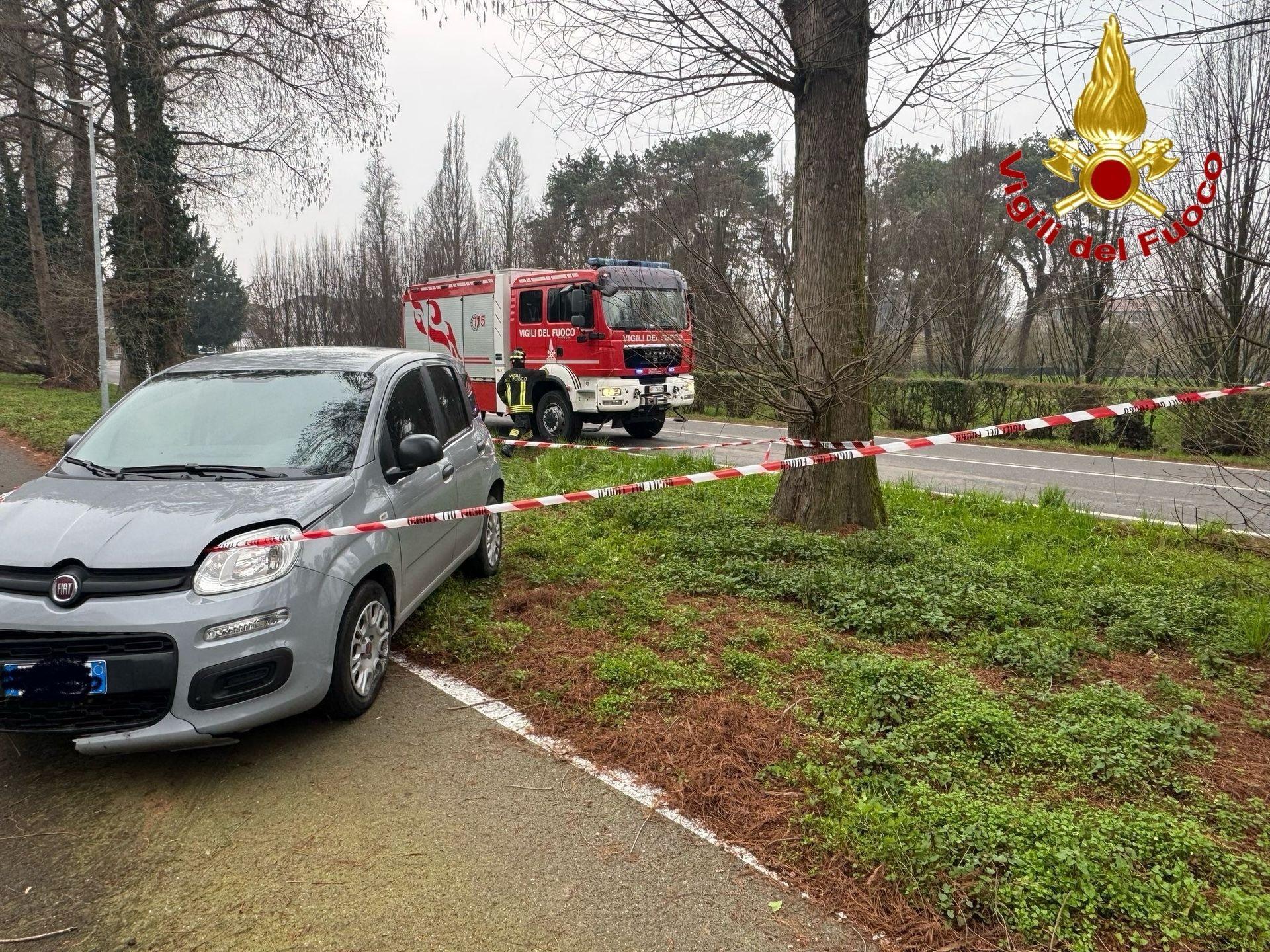 L’auto finita fuori strada a San Fiorano durante un inseguimento non è rubata. Ma il conducente non si trova