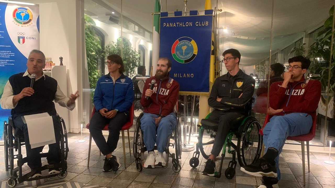 Da sinistra: l’ex atleta paralimpico Alessio Tavecchio, Alessia Berra, Andrea Liverani Alberto Amodeo e Simone Barlaam nella serata organizzata dal Panathlon Milano