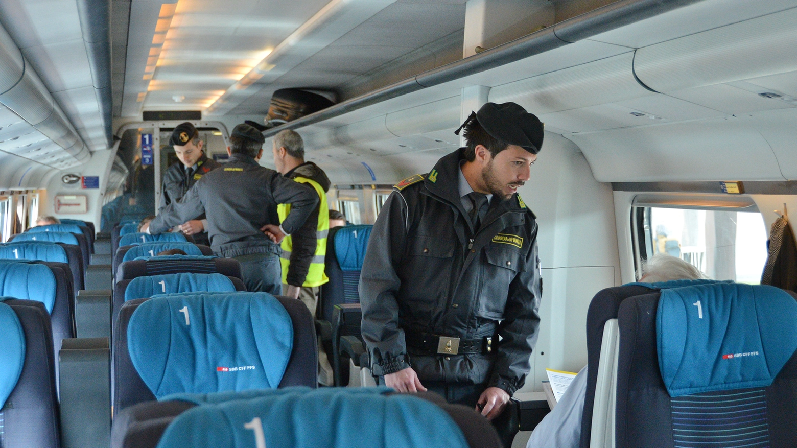 CONTROLLI TRENO FERROVIA GDF COMO 02-04-2014 FOTO DI FABRIZIO CUSA