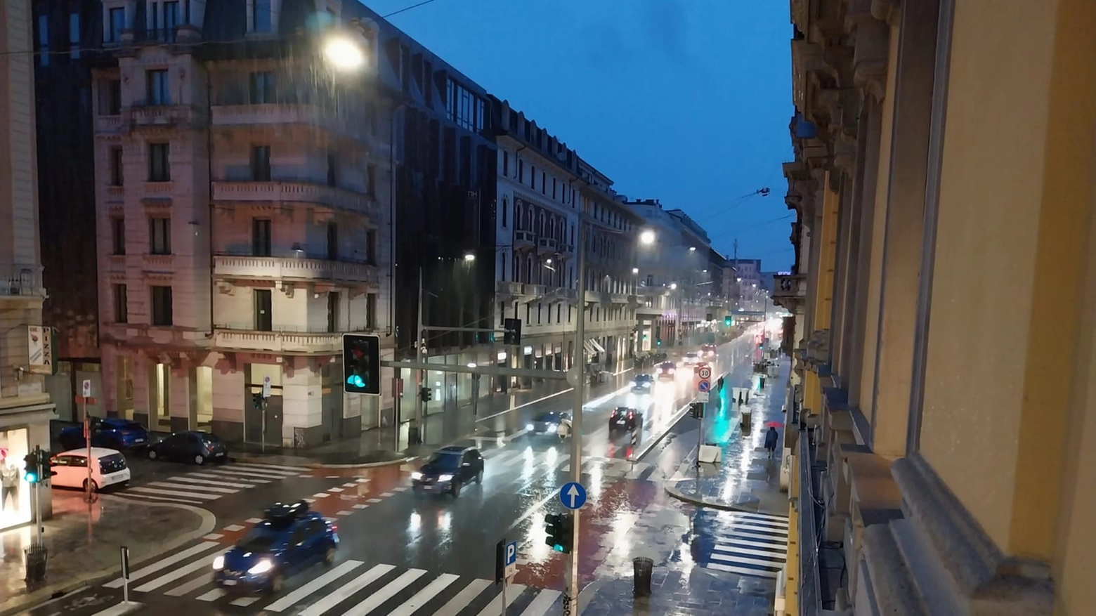 Milano, sotto la pioggia corso Buenos Aires