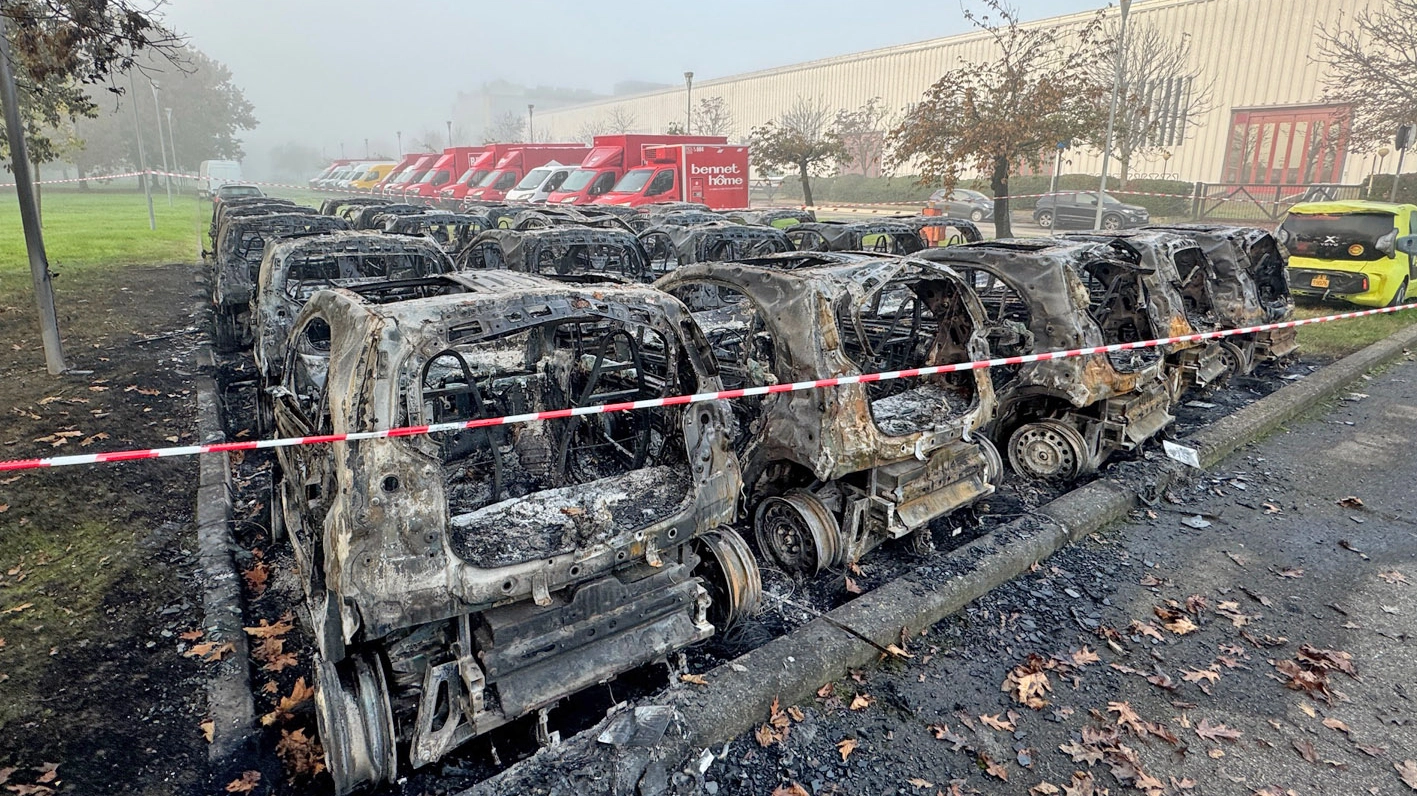 Rozzano, le auto Enjoy distrutte dall'incendio