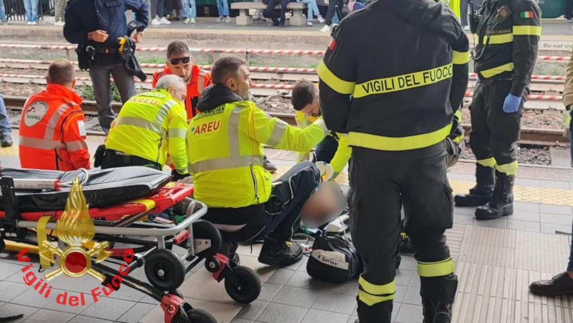 Crolla una pensilina alla stazione di Monza: ferito un uomo di 34 anni e treni paralizzati