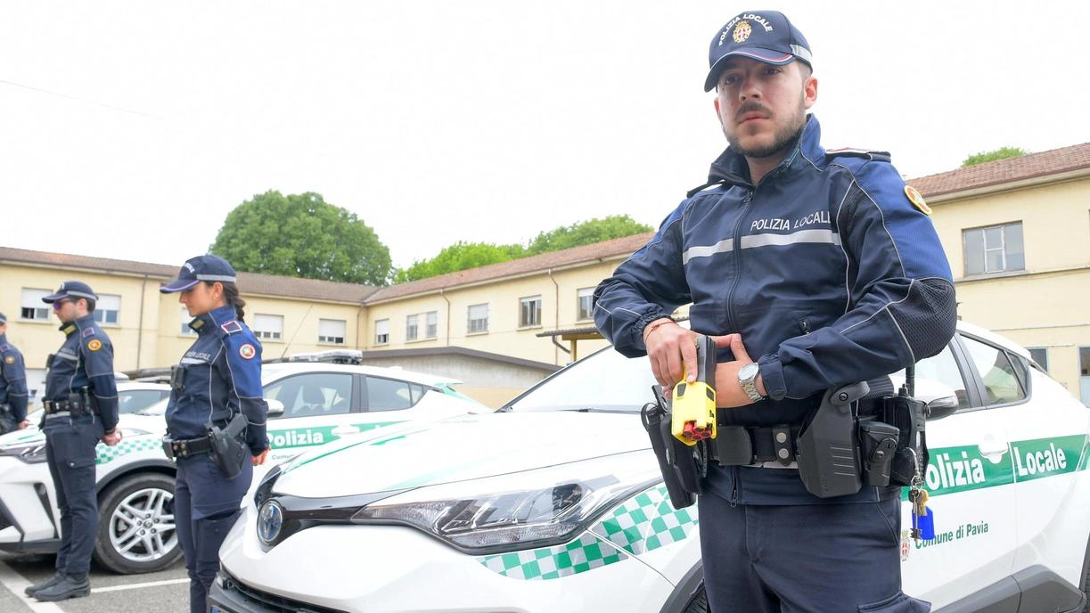 Un agente della Polizia locale con in mano un taser, cioè una pistola a impulso elettrico