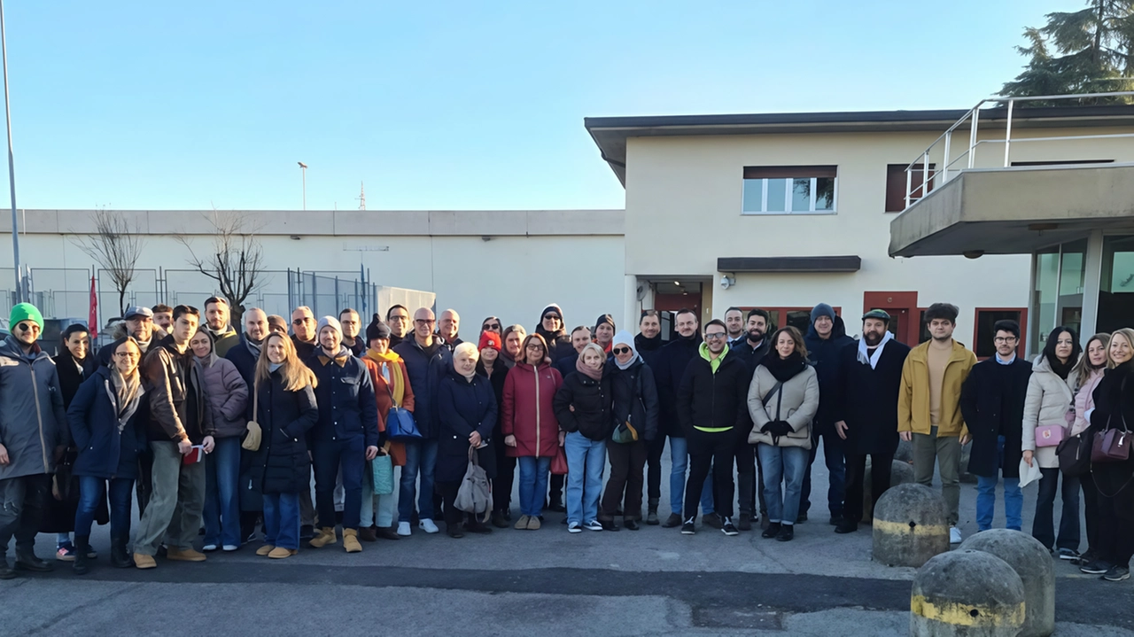 La delegazione di amministratori pubblici e attivisti dell’associazione “Nessuno tocchi Caino“ fuori dal carcere di via Sanquirico