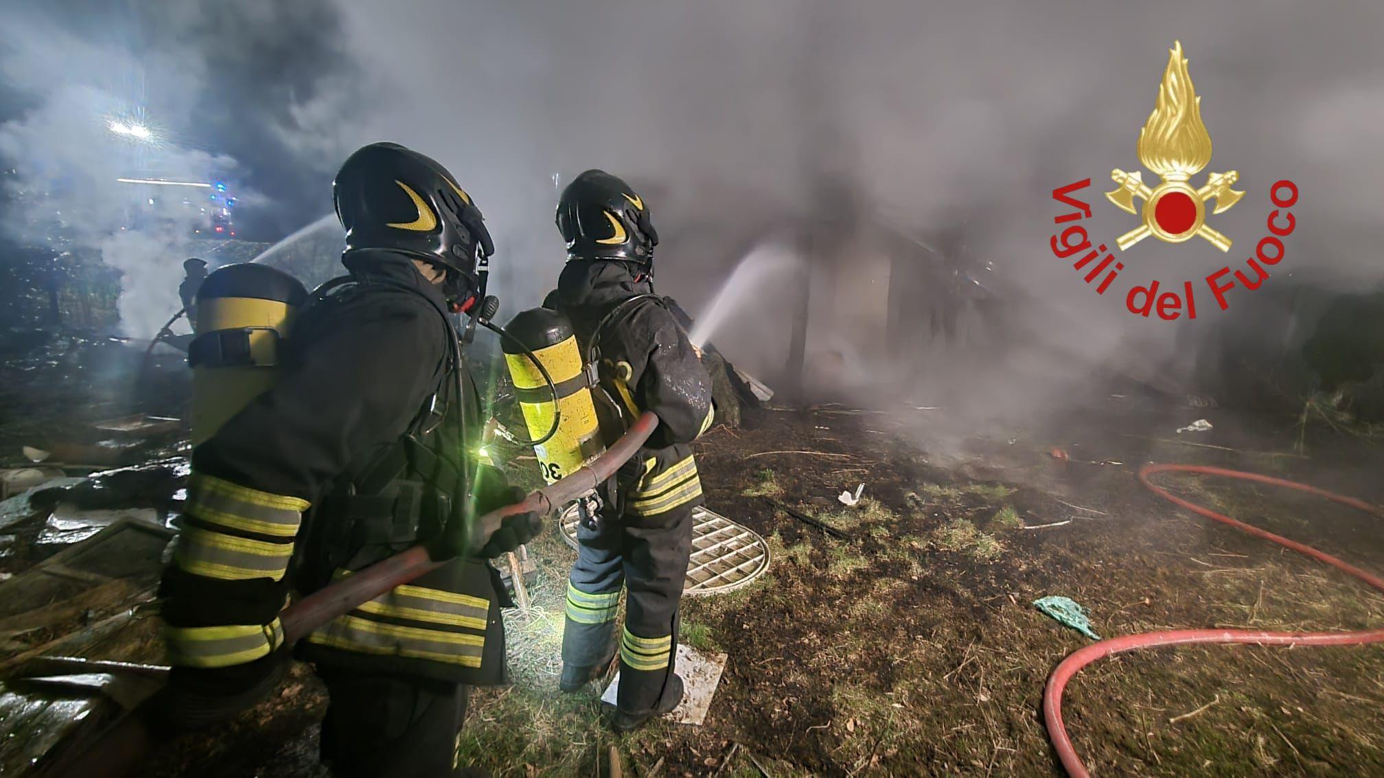 Voghera, incendio al negozio Enjoy di via Piacenza: fuggi fuggi, titolare intossicato dal fumo