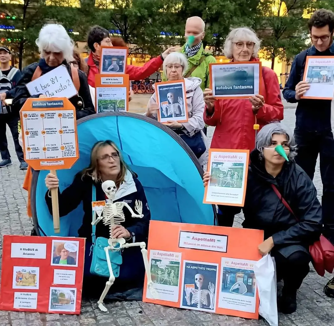 Parte il “dossieraggio” di AspettaMi. Il comitato ai milanesi: “Spiate le attese dei tram alle fermate”