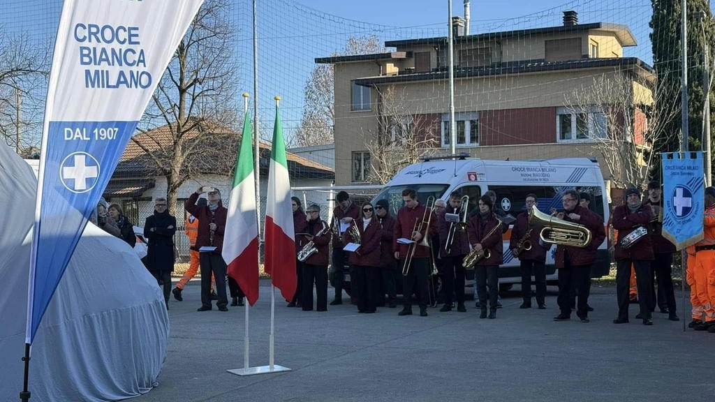 Grande festa in pompa magna accompagnata dal suono delle sirene per il taglio del nastro della nuova ambulanza della sezione...