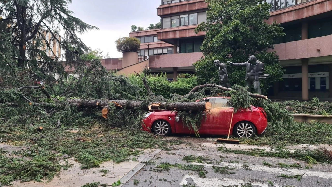 Una delle centinaia di auto danneggiate dall'ondata di maltempo che ha colpito la Lombardia nel 2023