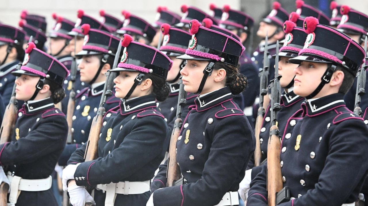 All’Arco della Pace, ieri mattina, la cerimonia di giuramento degli allievi della scuola militare Teuliè. "Oggi, simbolicamente, entrate nella grande...