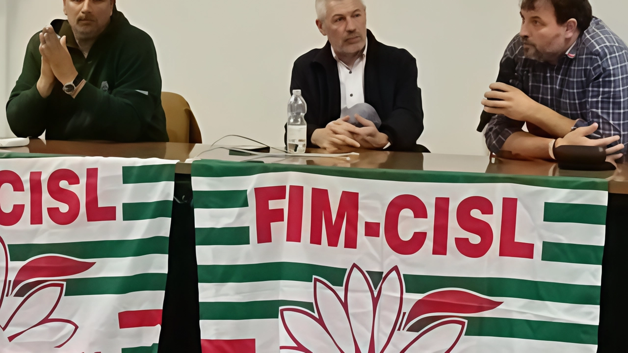 Ferdinando Uliano, segretario nazionale della Fim-Cisl, tra gli operai Tenaris "Il rinnovo del contratto è di cruciale importanza per la sopravvivenza".