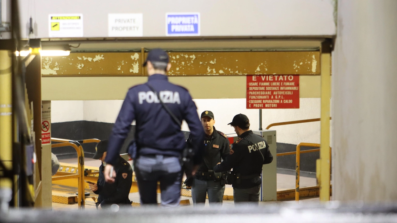 La polizia con i soccorritori nel garage di via Santa Sofia (Foto Salmoirago)