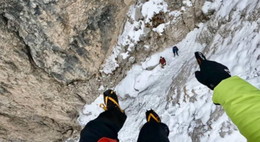 Lecco, bloccati nel canalone innevato sulla Grignetta: le immagini dall