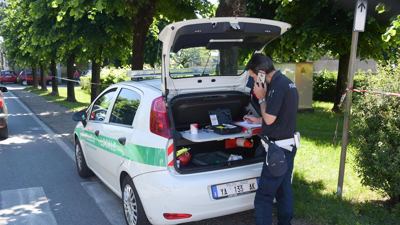 A Castano Primo una donna agente della polizia locale è stata investita da un automobilista con cocaina in auto. La donna è finita in ospedale con ferite lievi. L'automobilista è stato bloccato e sono in corso valutazioni per i reati commessi.