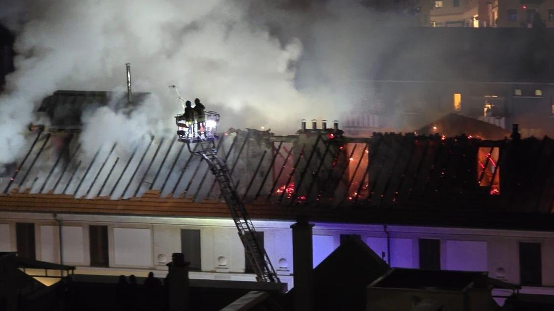 A fuoco il tetto di un palazzo, famiglie evacuate