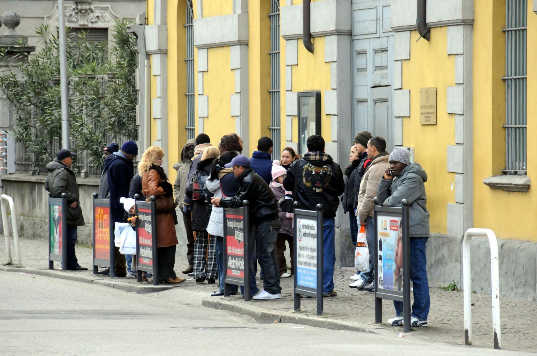 Accampati all’addiaccio, notte sul marciapiede davanti alla Questura di Lecco sognando un permesso