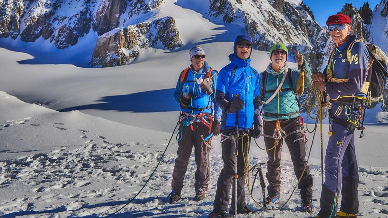 Luigi Degli Occh con gli amici che lo accompagnano