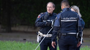 Incidente in corso Genova a Milano. Investe un ragazzo e scappa: caccia al pirata della strada