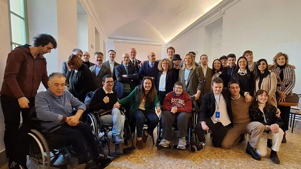 Il ministro alla Disabilità Alessandra Locatelli in mezzo ai ragazzi con problemi dello spettro autistico della Fondazione Danelli, “ciceroni“ d’eccezione fino a domenica prossima della mostra “Le donne di casa Manzoni“