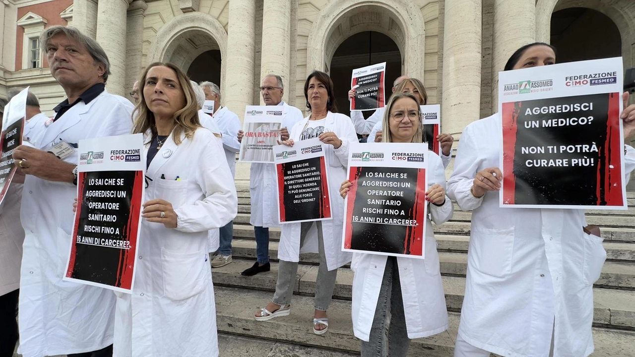 Una manifestazione per dire basta all’escalation di violenza contro il personale sanitario (Foto archivio)