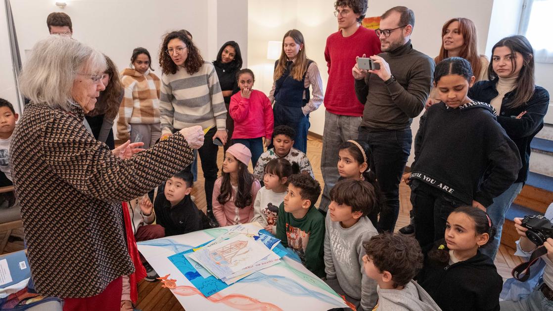 Vivian Lamarque alle Scuole della Pace, dialogo tra i bimbi e la poetessa: “Le storie ci svelano chi siamo”