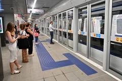 Passeggeri sulla linea M4 della metropolitana che oggi collega San Babila a Linate
