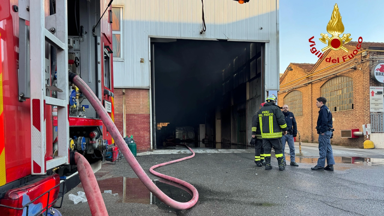 Incendio in un capannone di viale Sarca a Milano: vigili del fuoco in azione (Foto vigili del fuoco)