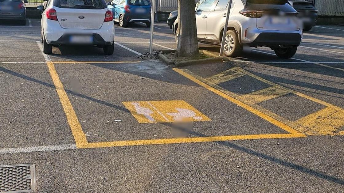 Parcheggio rosa riservato a donne incinte e neo mamme: dove si trovano e come avere il permesso