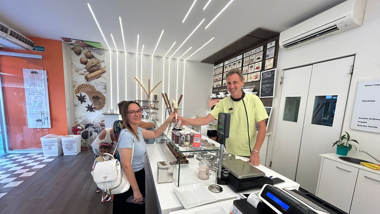 Una cliente assaggia il gelato al gusto Tortello Cremasco alla cremeria Unika di via Mazzini