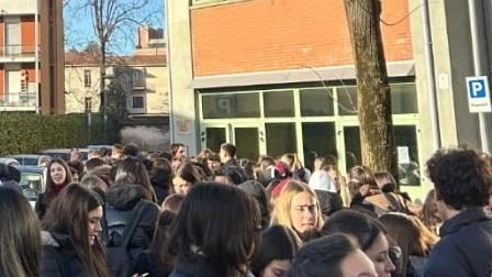 Molti studenti del Legnani hanno trascorso la mattinata all’esterno delle aule