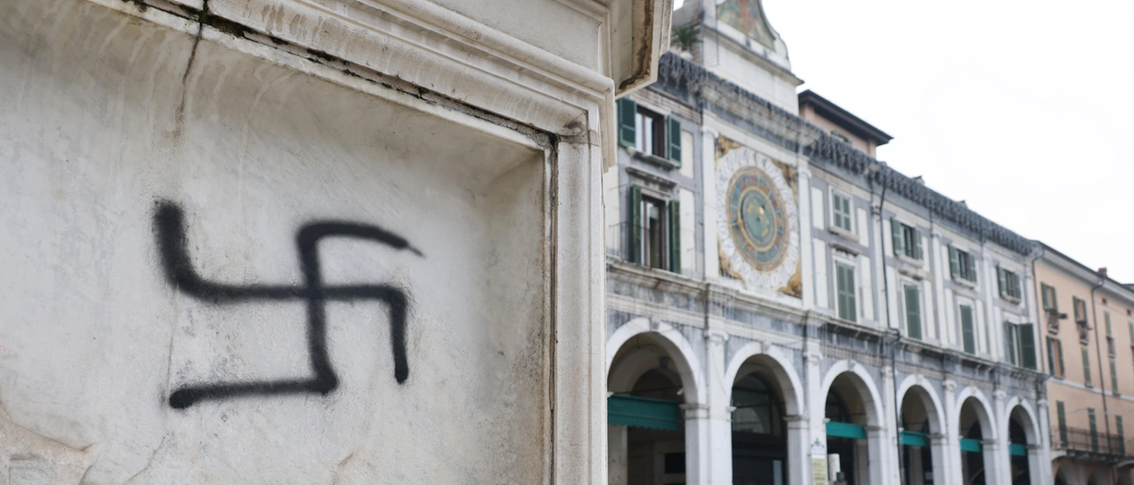 “Ho criticato Mussolini e il fascismo, mi hanno preso a pugni”: professore di Brescia picchiato per strada da un gruppo di ragazzi